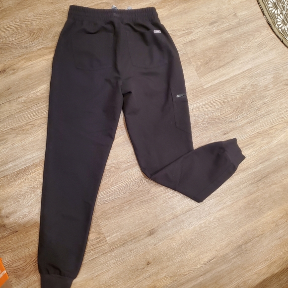 FIGS Zamora High Rise Joggers 🖤 - Picture 5 of 5